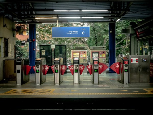 Quels sont les conseils pour camper en toute sécurité dans une région de prairies avec des enfants?