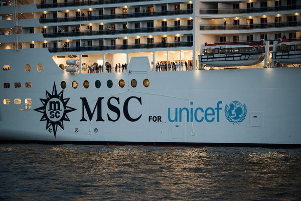 Quels hébergements en Provence offrent des cours de cuisine méditerranéenne et des randonnées dans les lavandes?